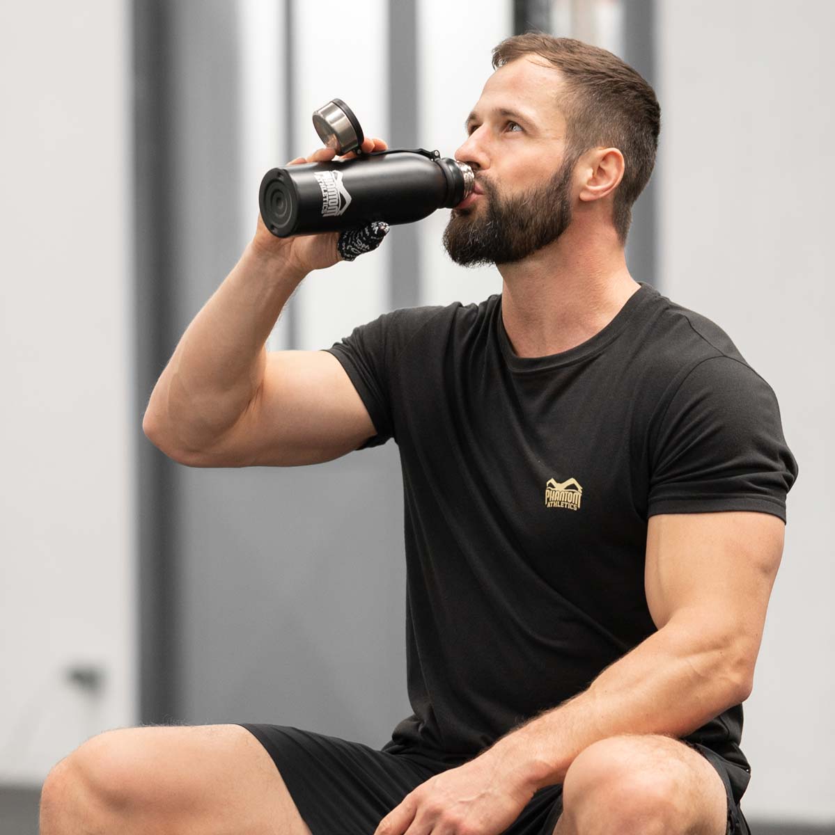 Dieses Phantom Athletics T-Shirt kombiniert funktionale Materialien mit einem dynamischen Camouflage-Design für ambitionierte Kampfsportler. Perfekt geeignet für Sparring, Techniktraining und Workouts im Kickboxen und Jiu-Jitsu.