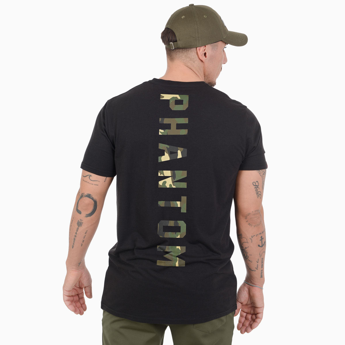 Das Phantom Athletics T-Shirt Squad in Black Camo kombiniert markanten Camouflage-Style mit funktionaler Performance für intensives Kampfsport-Training wie MMA, Boxen und Kickboxen. Das atmungsaktive Material sorgt für hohen Komfort und maximale Bewegungsfreiheit bei schweißtreibenden Workouts und Sparring.