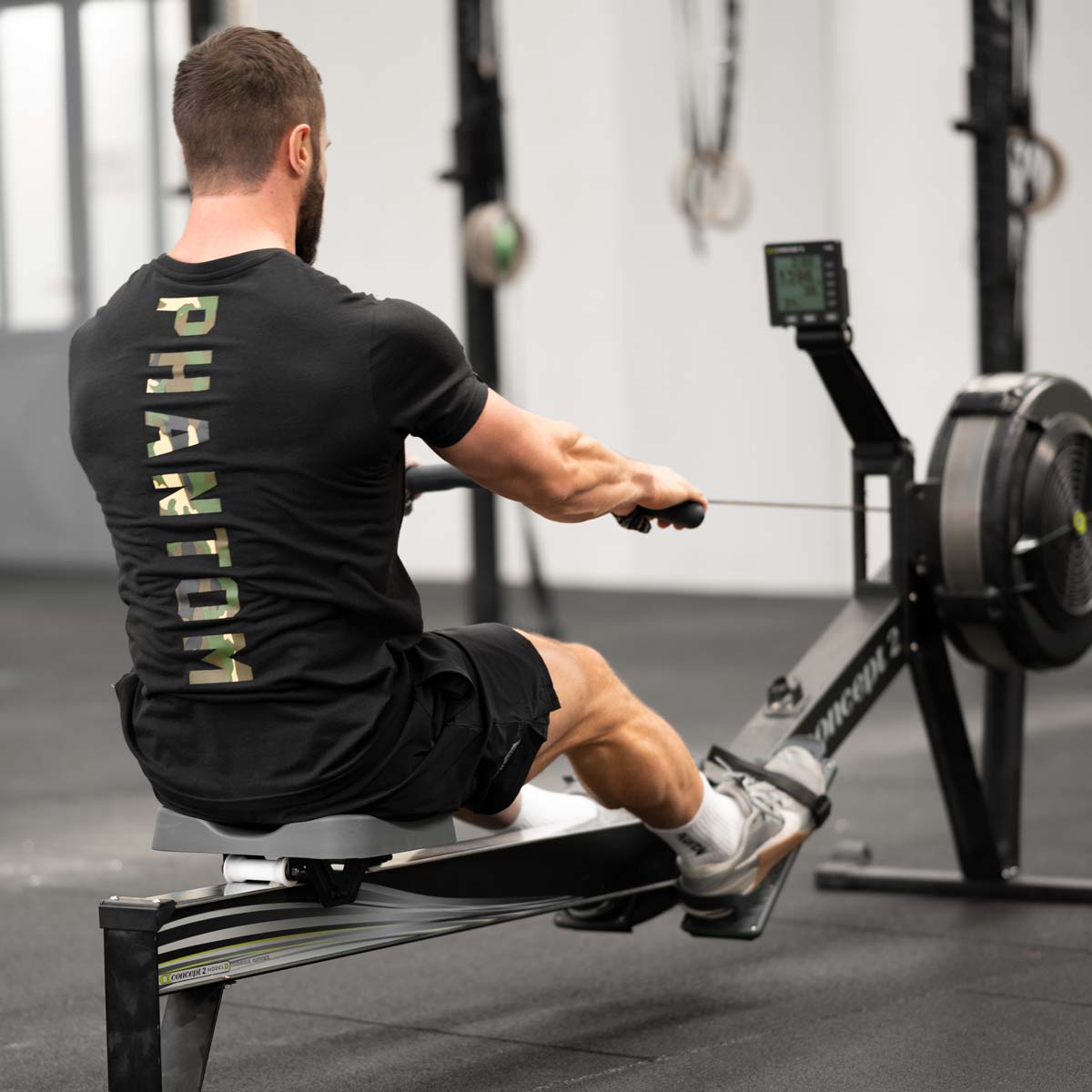 Das Phantom Athletics Squad Shirt in Schwarz Camouflage bietet dir optimale Bewegungsfreiheit und Komfort bei intensiven Trainingseinheiten. Ideal für MMA, Muay Thai und funktionelles Training im Gym mit starkem Kampfsport-Style.