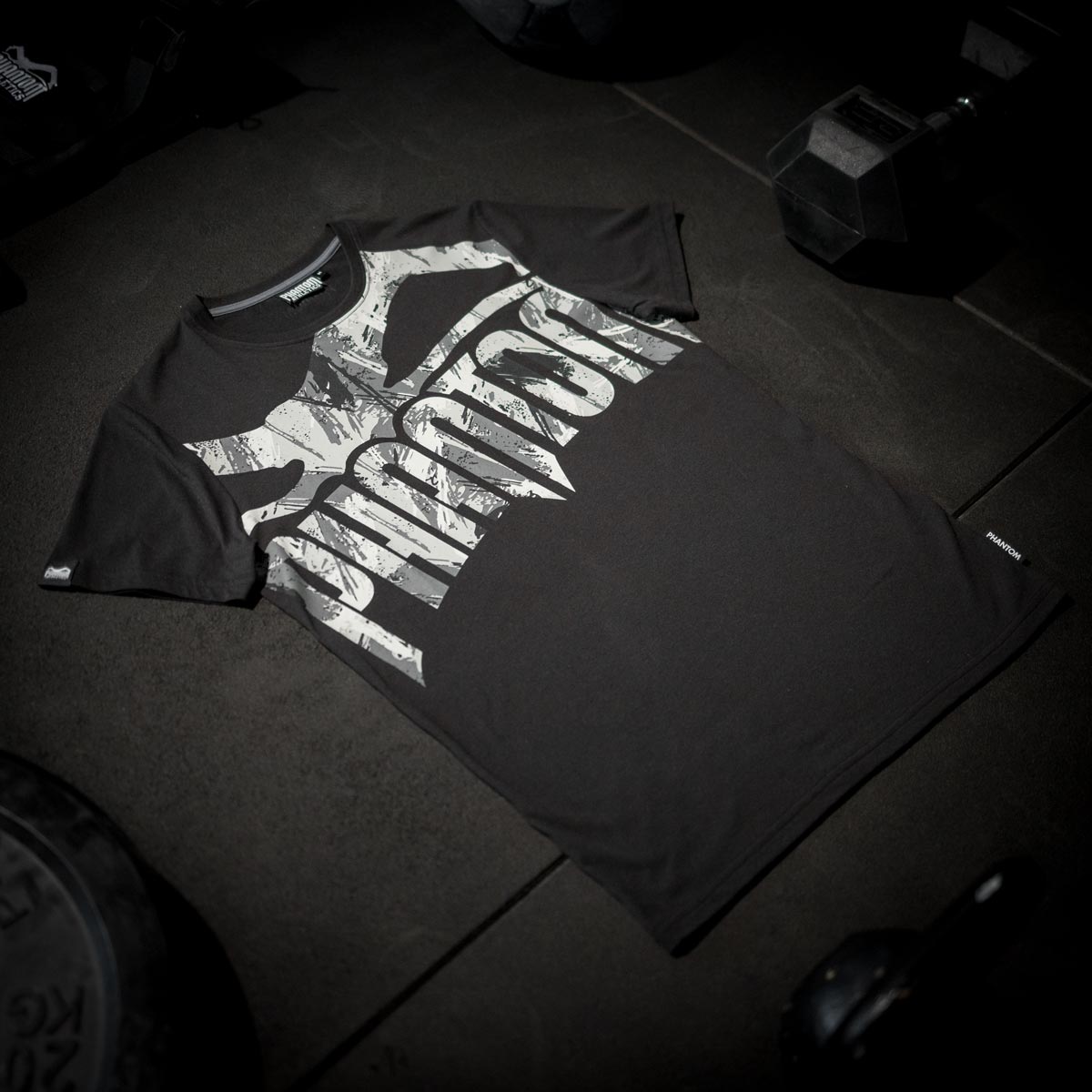 Das Phantom Athletics Supporter Shirt ist perfekt für ambitionierte Fighter, die im Training auf Qualität und Funktion setzen. Der leichte Stoff kombiniert das Gefühl eines Baumwollshirts mit der Performance moderner Trainingsbekleidung für MMA und Boxen.