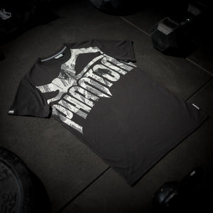 Das Phantom Athletics Supporter Shirt ist perfekt für ambitionierte Fighter, die im Training auf Qualität und Funktion setzen. Der leichte Stoff kombiniert das Gefühl eines Baumwollshirts mit der Performance moderner Trainingsbekleidung für MMA und Boxen.