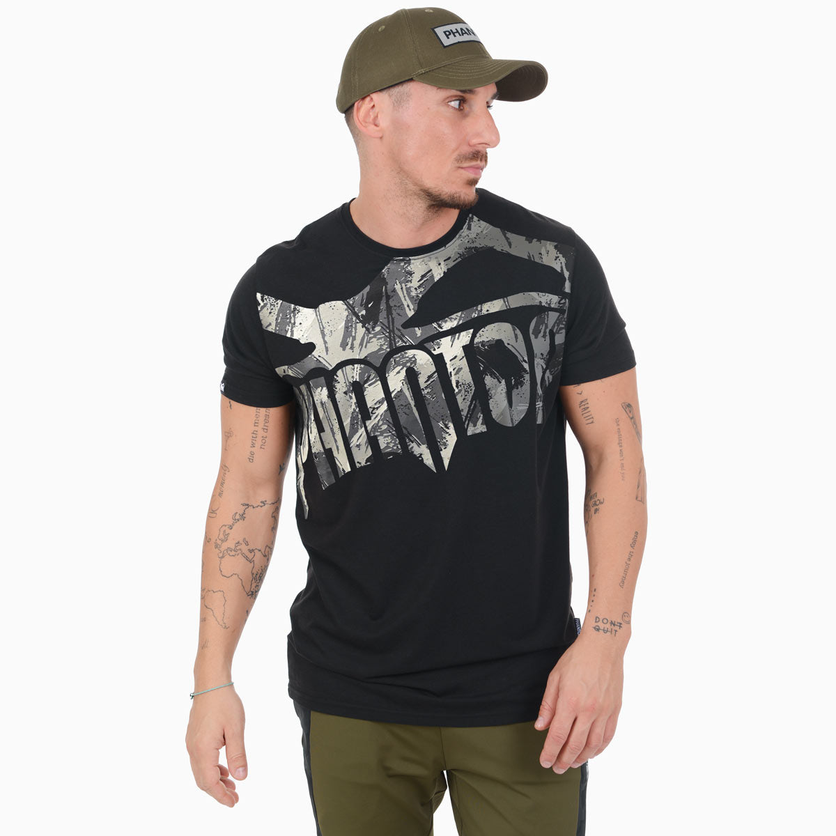 Das Phantom Athletics T-Shirt Supporter in Schwarz kombiniert klassischen Kampfsport-Style mit funktionaler Performance für intensives Training im MMA, Boxen und Kickboxen. Das atmungsaktive Tri-Blend Material sorgt für ein angenehm leichtes Tragegefühl und unterstützt dich bei schweißtreibenden Workouts im Gym.