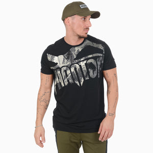 Das Phantom Athletics T-Shirt Supporter in Schwarz kombiniert klassischen Kampfsport-Style mit funktionaler Performance für intensives Training im MMA, Boxen und Kickboxen. Das atmungsaktive Tri-Blend Material sorgt für ein angenehm leichtes Tragegefühl und unterstützt dich bei schweißtreibenden Workouts im Gym.