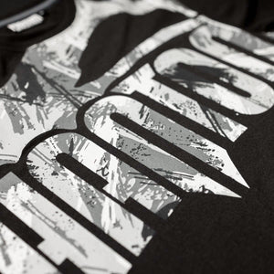 Dieses Phantom Athletics T-Shirt überzeugt durch sein atmungsaktives Material und langlebige Verarbeitung für anspruchsvolles Kampfsport-Training. Perfekt geeignet für Sparring, Techniktraining und intensive Einheiten im Kickboxen und Muay Thai.