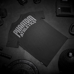 Ob beim Aufwärmen, in der Freizeit oder auf dem Weg ins Gym – mit diesem Phantom Athletics Shirt zeigst du, wofür du stehst: Leidenschaft, Disziplin und Teamgeist im Kampfsport.