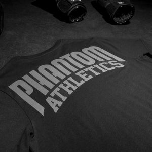 Das Phantom Athletics Supporter T-Shirt in Schwarz vereint minimalistisches Design mit echter Kampfsport-Attitüde. Perfekt für Fans von MMA, Boxen und funktionellem Training.