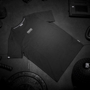 Mit dem Phantom Athletics Supporter Shirt setzt du ein klares Zeichen für Stärke, Disziplin und Zusammenhalt im Kampfsport.