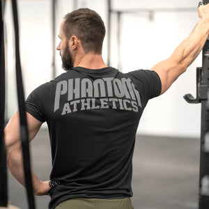 Ob im Gym oder im Alltag – dieses Phantom Athletics T-Shirt passt zu jedem Look und bringt deine Begeisterung für MMA und Kampfsport auf den Punkt.