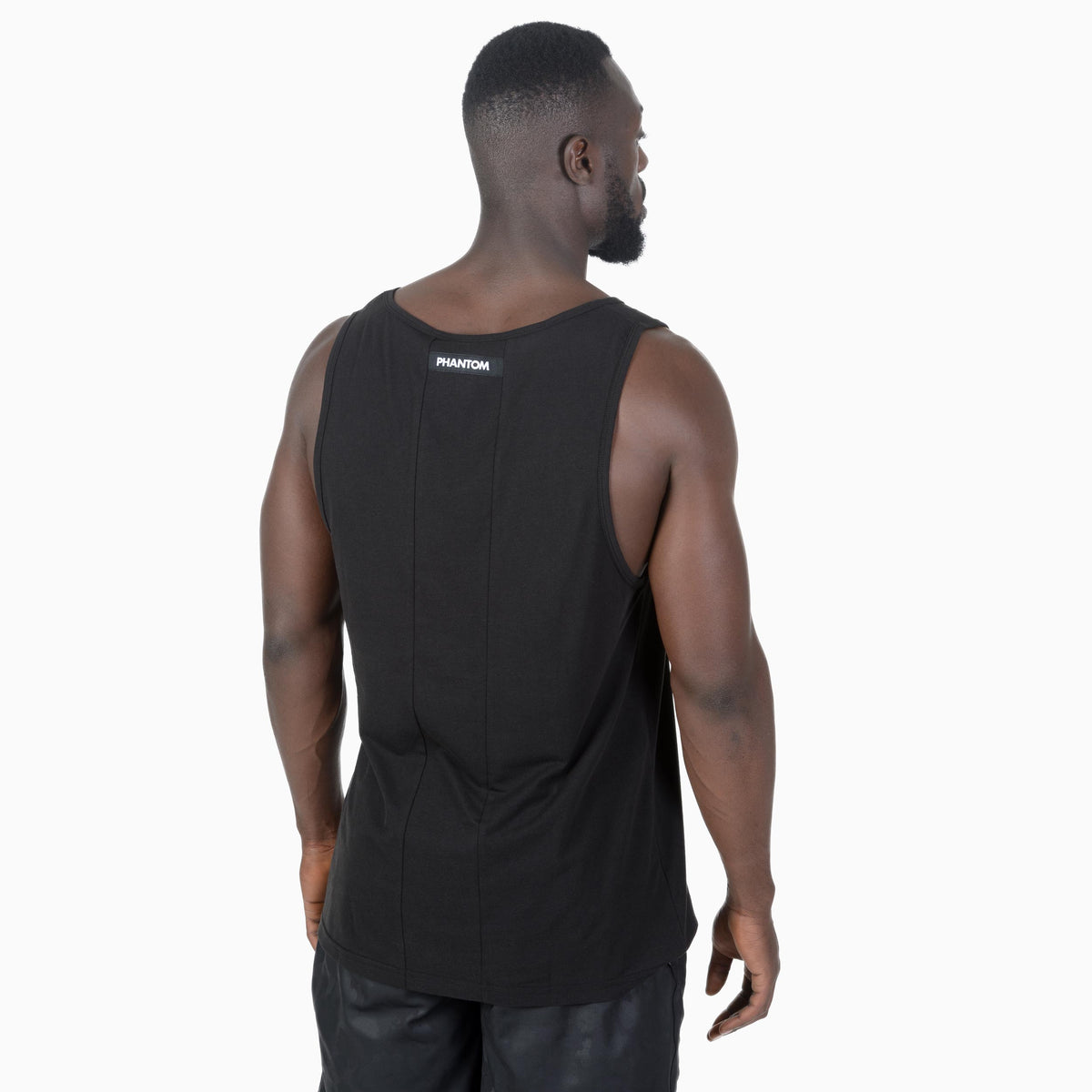Dieses hochwertige Tank Top von Phantom Athletics überzeugt durch seinen luftdurchlässigen Stoff und den offenen Schnitt für volle Schulterbewegung im Muay Thai, Grappling und Fitness. Ideal für schweißtreibende Einheiten im Gym, bietet es eine perfekte Mischung aus Komfort und Funktionalität.