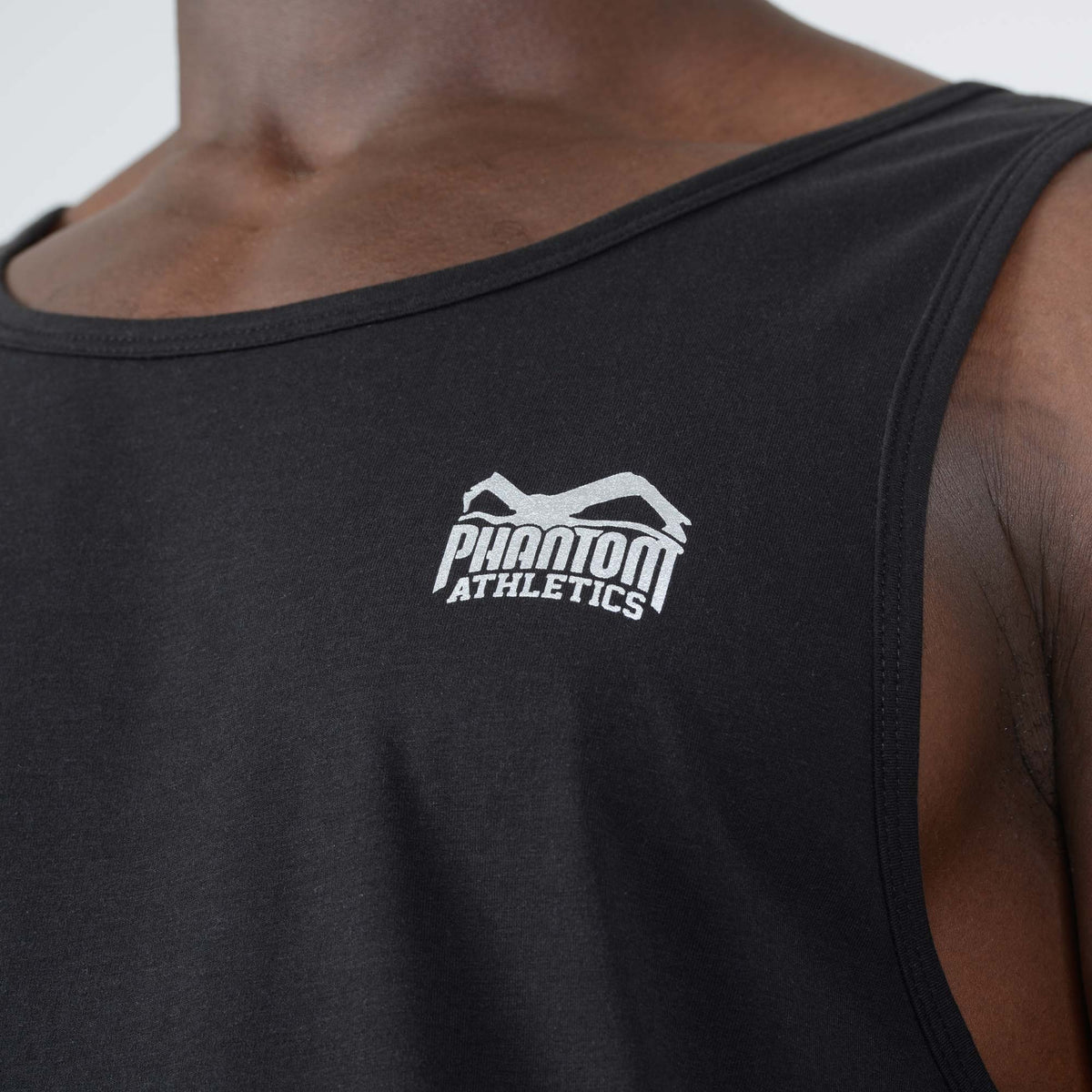 Das Phantom Athletics Team Tank Top ist speziell für ambitionierte Kampfsportler entwickelt und unterstützt dich mit seinem leichten Material bei intensiven Trainingseinheiten. Perfekt geeignet für Sparring, Techniktraining und funktionelle Workouts im MMA und Kickboxen.