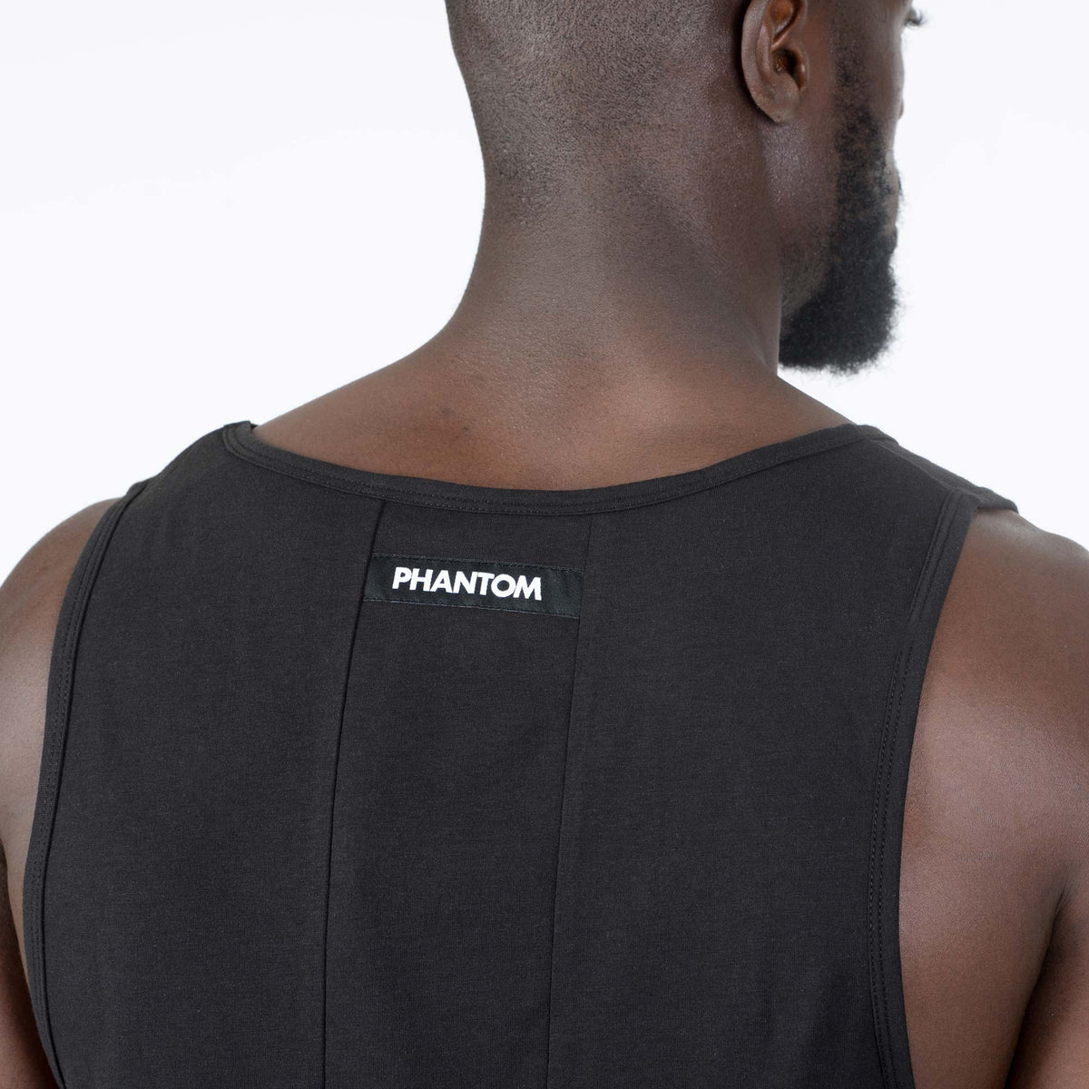 Dieses hochwertige Trainings-Tanktop von Phantom Athletics kombiniert langlebige Verarbeitung mit modernem Kampfsport-Style. Perfekt für Grappling, MMA und Fitness-Training, bietet es maximale Bewegungsfreiheit und zuverlässige Performance.