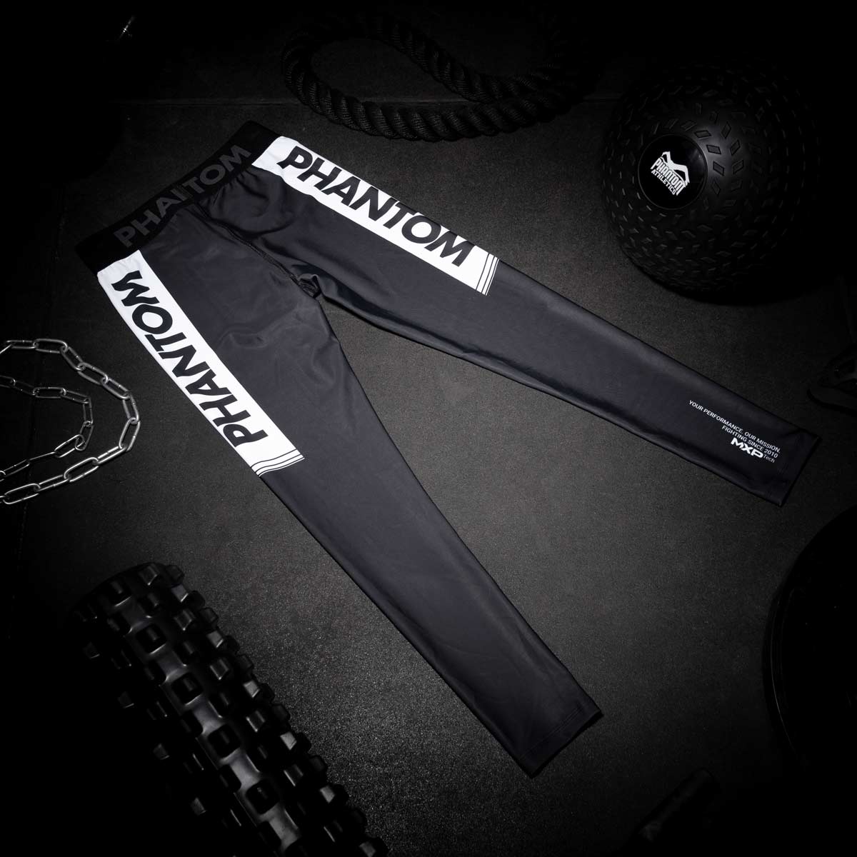 Lange Compression Tights von Phantom für deinen Kampfsport. Überragende Qualität, Passform und Komfort. Perfekt für MMA, Grappling, Muay Thai, BJJ oder auch Ringen. Die beste Kampfsport Legging auf dem Markt. Hier im schwarzen Apex Design.