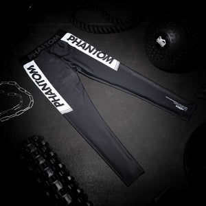 Lange Compression Tights von Phantom für deinen Kampfsport. Überragende Qualität, Passform und Komfort. Perfekt für MMA, Grappling, Muay Thai, BJJ oder auch Ringen. Die beste Kampfsport Legging auf dem Markt. Hier im schwarzen Apex Design.