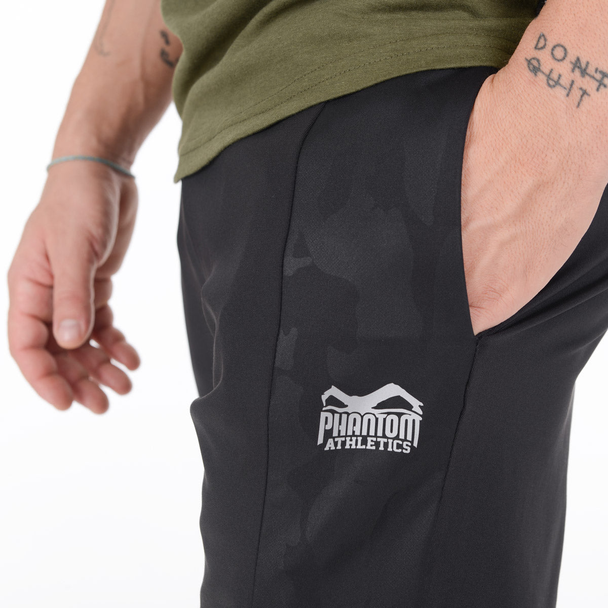 Mit ihrem schlichten Look und der funktionellen Ausstattung sind die Training Shorts Shadow vielseitig einsetzbar. Perfekt für Training, Aufwärmen und Freizeit.