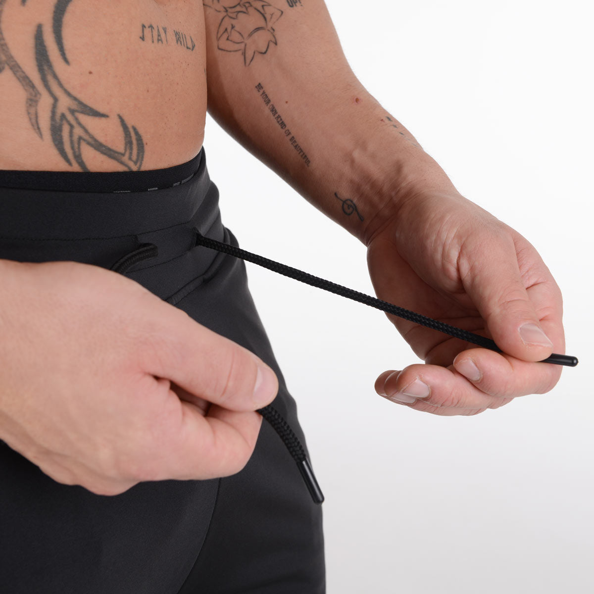 Phantom Athletics liefert mit den Training Shorts Shadow zuverlässige Qualität für Kampfsportler. Strapazierfähig, bequem und entwickelt für tägliches Training auf höchstem Niveau.