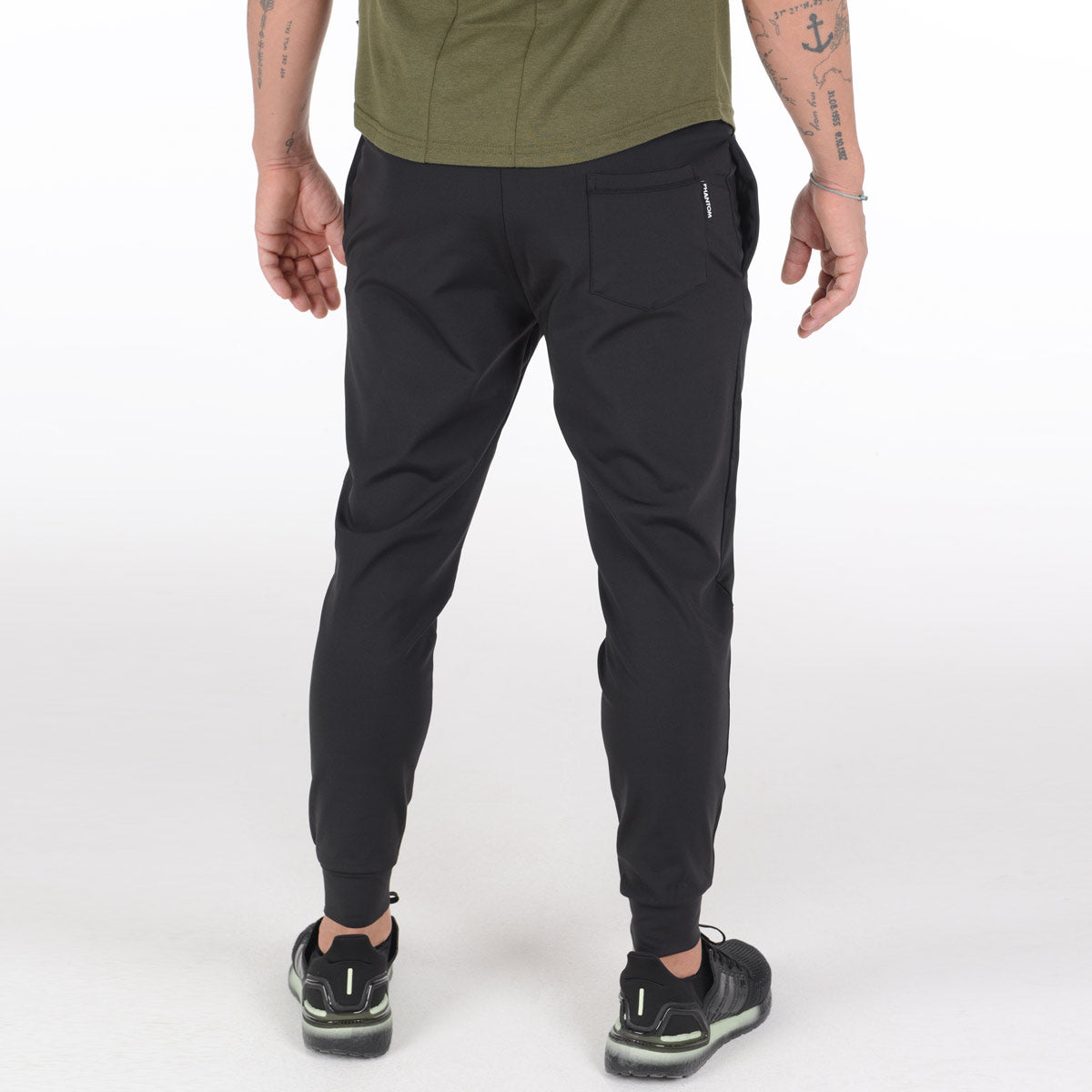 Diese leichten und strapazierfähigen Shorts sind perfekt für intensive Workouts und Kampfsporteinheiten. Das flexible Material sorgt für Komfort und volle Dynamik.