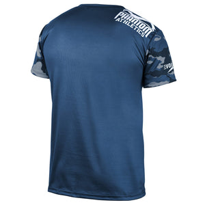 Entwickelt für Kampfsportler und Fitnessbegeisterte, kombiniert das Trainingsshirt EVO Navy Camo Funktionalität mit Stil. Das atmungsaktive und elastische Material passt sich perfekt an den Körper an und unterstützt dynamische Bewegungen. Mit seinem stylischen Navy-Camo-Muster ist dieses Shirt ideal für das Gym und das Training.