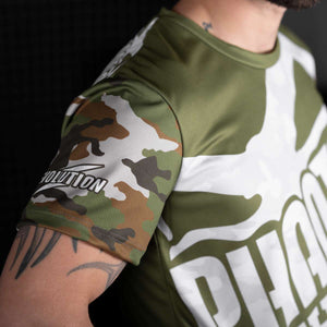 Das Trainingsshirt EVO Woodland Camo ist speziell für anspruchsvolle Trainingseinheiten entwickelt und bietet dank seines atmungsaktiven Materials hohen Tragekomfort. Die leichte Passform unterstützt dynamische Bewegungen im Kampfsport. Das Woodland-Camo-Design macht es zum Blickfang im Training.