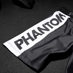 Vector Apex Black Fightshorts von Phantom Athletics, perfekt für Kampfsportler, die auf Qualität setzen. Ideal für intensives Training, Sparring und Wettkämpfe im Kampfsport.