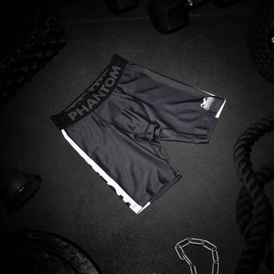 Phantom Athletics Apex Black Fightshorts, ideal für Thaiboxen und MMA. Die langlebige Verarbeitung und das leichte Material garantieren eine hohe Belastbarkeit im Training und Wettkampf.