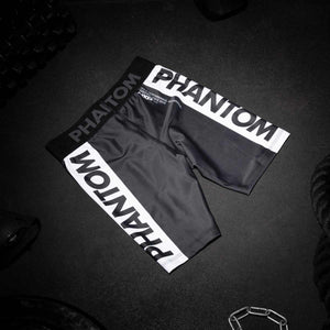 Apex Black Fightshorts von Phantom Athletics, entwickelt für Muay Thai, MMA und Grappling. Die perfekte Kombination aus Stil, Funktionalität und maximaler Performance.