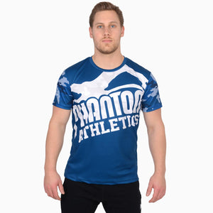 Das Trainingsshirt EVO Navy Camo von Phantom Athletics ist für anspruchsvolle Trainingseinheiten entwickelt und bietet durch sein leichtes Material Komfort und Atmungsaktivität. Die ergonomische Passform unterstützt natürliche Bewegungen und sorgt für hohen Tragekomfort. Das Navy-Camo-Muster verleiht dem Shirt eine moderne, dynamische Optik.