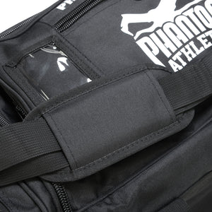 Stilvolle Phantom Athletics Trainingstasche aus 1000D Nylon mit auffälligem Statement-Print. Optimal für Muay Thai, MMA, Grappling und Fitness.