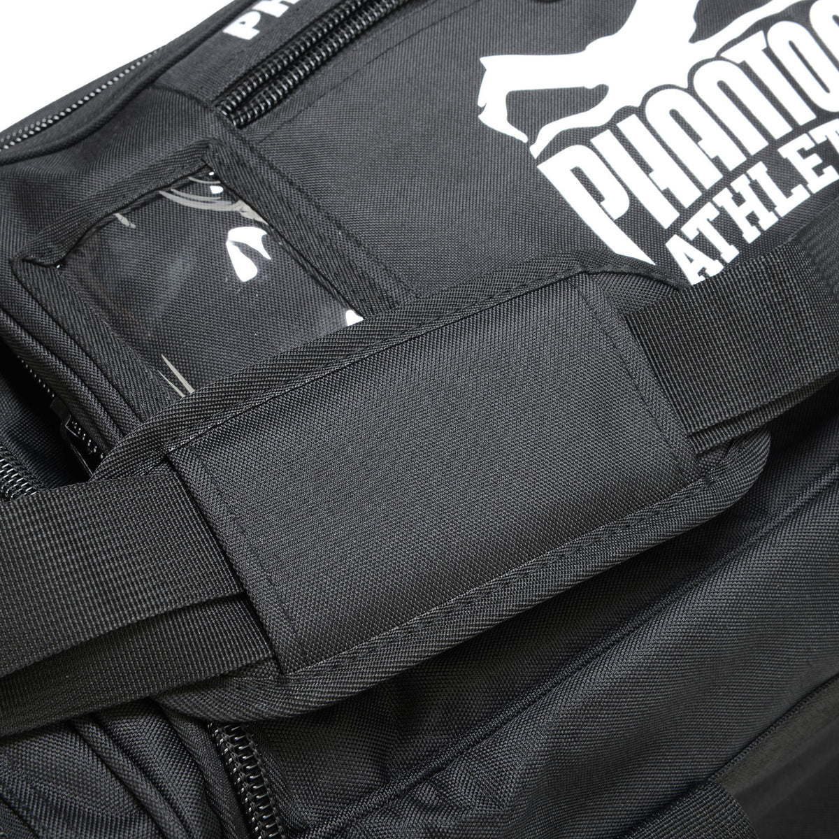 Phantom Athletics Tactic Gymbag – Boxing bietet dir Ordnung und Komfort: Mesh-Innenfächer, wasserabweisende Taschen und Karabiner für Schlüssel, alles clever durchdacht. Perfekt für intensive MMA- oder Muay-Thai-Trainingseinheiten. 