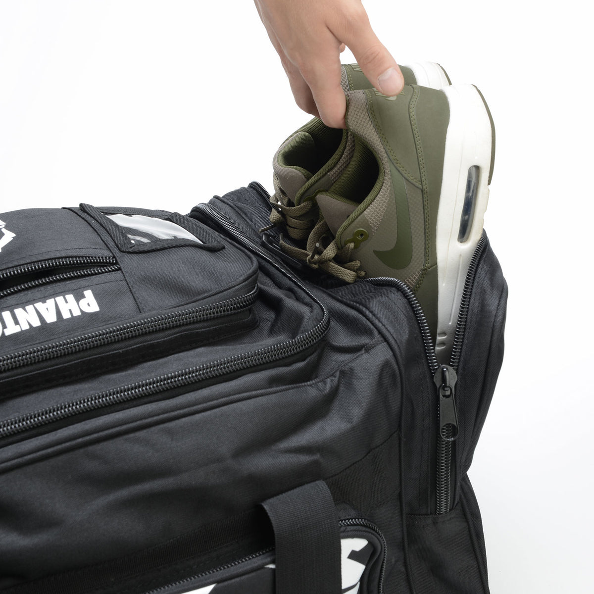 Vielseitige Phantom Athletics Gymbag Tactic – Muay Thai – geeignet für Training, Wettkampf und Reisen. Robustes Material und durchdachte Aufteilung bieten Komfort und Funktionalität.
