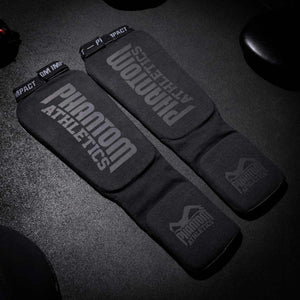 Hochwertiger Schienbeinschutz in Schwarz aus der Impact-Serie von Phantom Athletics – ideal für anspruchsvolles Sparring. Anatomisch geformt, stoßabsorbierend und perfekt für regelmäßige Kampfsporteinheiten.