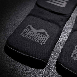 Die Blackout Edition des Impact Schienbeinschutzes überzeugt mit sportlichem Design und kompromisslosem Schutz. Entwickelt für Muay Thai, MMA und andere Vollkontakt-Sportarten mit Fokus auf harte Kicks und Blocks.
