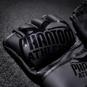 Schwarze MMA Fight Handschuhe von Phantom Athletics – entwickelt für härteste Trainings- und Wettkampfsituationen im Kampfsport. Maximale Performance und Schutz.