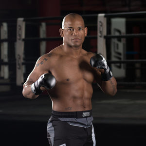 Robuste MMA Handschuhe Riot Blackout Edition – Phantom Athletics kombiniert hochwertiges Material mit durchdachter Funktionalität für Kampfsportler.