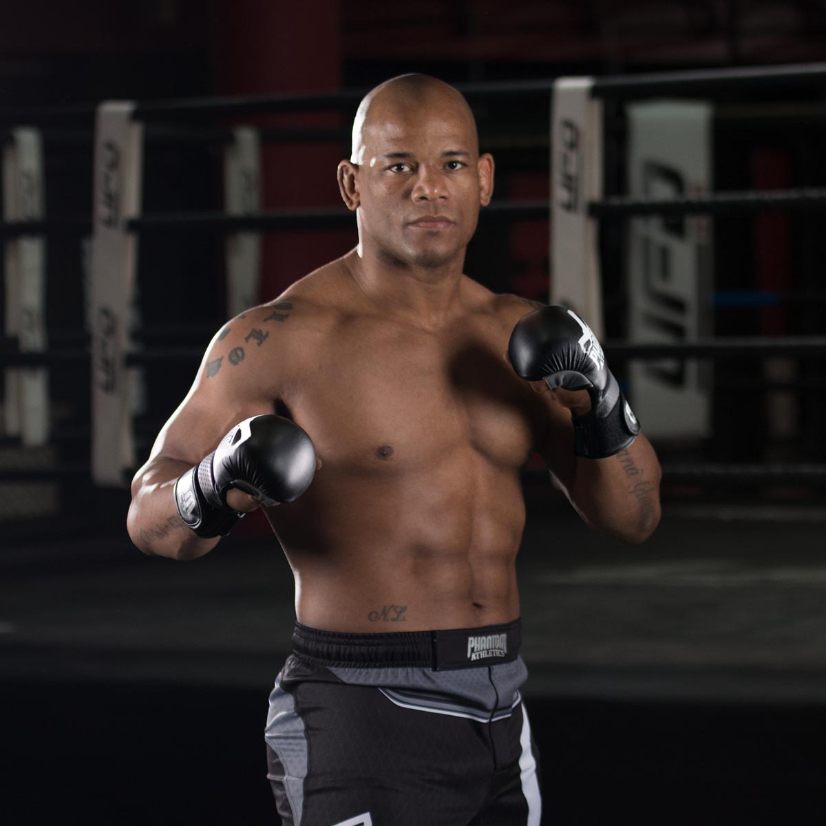 Robuste MMA Handschuhe Riot Blackout Edition – Phantom Athletics kombiniert hochwertiges Material mit durchdachter Funktionalität für Kampfsportler.