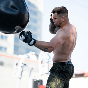 Schwarze Phantom Athletics MMA Handschuhe aus der Riot Serie – perfekt für Mixed Martial Arts, Grappling und andere Kampfsportarten.