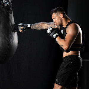 Leistungsstarke MMA Gloves Riot Blackout Edition von Phantom Athletics – für alle, die kompromisslose Qualität und Schutz im MMA-Training suchen.