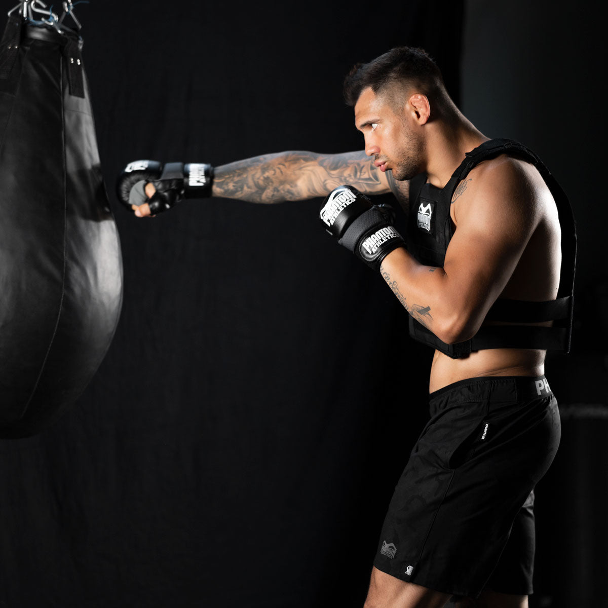 UFC FIghter Alexander Rakic trainiert am Boxsack mit den Phantom MMA RIOT Handschuhen und der Phantom Shadow Trainingsshorts