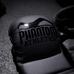 MMA Sparringshandschuhe Riot Blackout Edition von Phantom Athletics – langlebig, robust und optimal für hartes Kampfsporttraining geeignet.