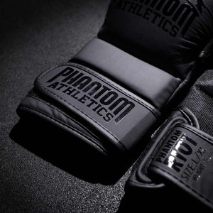 Phantom Athletics Riot MMA Gloves in Blackout-Optik – starke Polsterung und perfekter Sitz für maximale Kontrolle im Training.