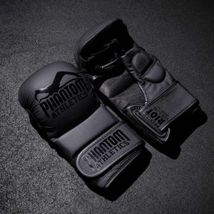 Phantom Athletics Riot Blackout MMA Handschuhe – entwickelt für harte Trainingseinheiten und Mixed Martial Arts Kämpfe auf hohem Niveau.
