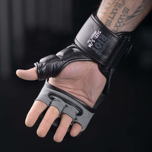 Die Riot MMA Handschuhe in der Blackout Edition bieten starken Schutz für Finger und Handgelenke. Ideal für tägliches MMA- und Kampfsporttraining.
