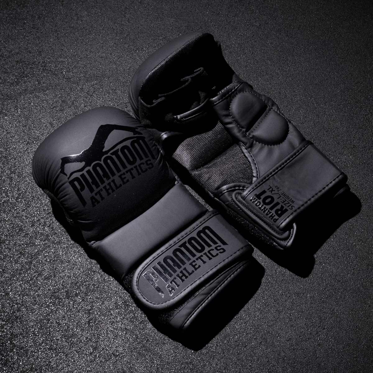 Phantom Athletics Riot Blackout MMA Handschuhe – entwickelt für harte Trainingseinheiten und Mixed Martial Arts Kämpfe auf hohem Niveau.