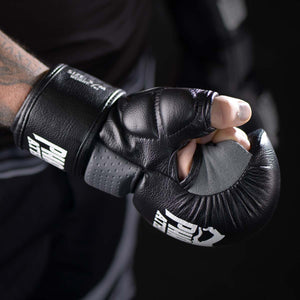 MMA Handschuhe Riot Blackout Edition – stylisches, komplett schwarzes Design kombiniert mit funktionaler Polsterung für maximale Sicherheit.