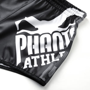 Leicht, widerstandsfähig und stilvoll: Die Revolution Black Camo Shorts sind gemacht für intensive Workouts und echte Fighter.