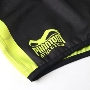 Fight Shorts Revolution Black Neon von Phantom Athletics, ideal für ambitionierte Athleten. Diese Shorts kombinieren modernes Design mit robuster Verarbeitung, perfekt für intensive Workouts und Turniere.