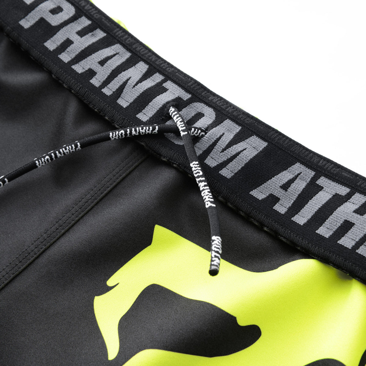 Revolution Black Neon Fight Shorts von Phantom Athletics, ideal für Kickboxen, Muay Thai und MMA. Das ergonomische Design sorgt für maximale Bewegungsfreiheit und eine hervorragende Passform.