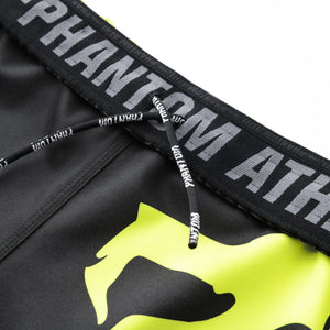 Revolution Black Neon Fight Shorts von Phantom Athletics, ideal für Kickboxen, Muay Thai und MMA. Das ergonomische Design sorgt für maximale Bewegungsfreiheit und eine hervorragende Passform.