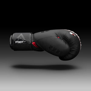 Die Phantom Fight Squad Boxhandschuhe in Schwarz sind aus dem bekannten Phantom PXP Tech Material gefertigt und bieten euch so mit eine hervorragende Haltbarkeit, auch bei häufiger Verwendung.