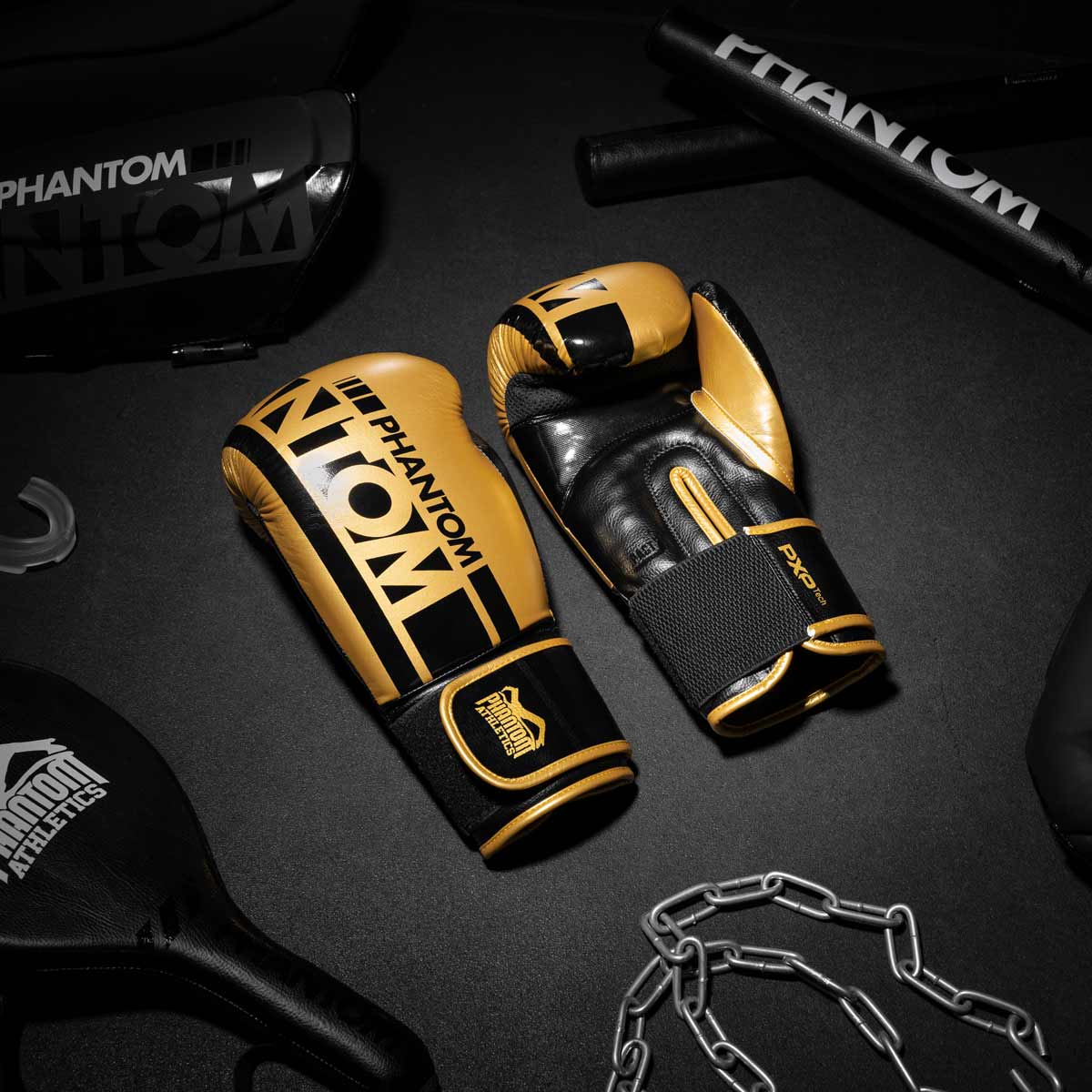 Robuste und langlebige Boxhandschuhe in strahlendem Gold, entwickelt für harte Trainingseinheiten. Phantom Athletics steht für höchste Qualität im Kampfsport.