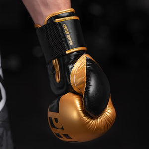Phantom Athletics Boxhandschuhe in Gold – starke Polsterung und ergonomische Passform für maximale Schlagkraft und Schutz beim Training.